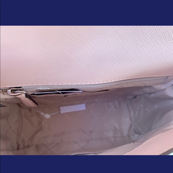 ‼️SALE‼️ 👜💕-Michael Kors Medium Messenger Bag - Picture 4 of 7